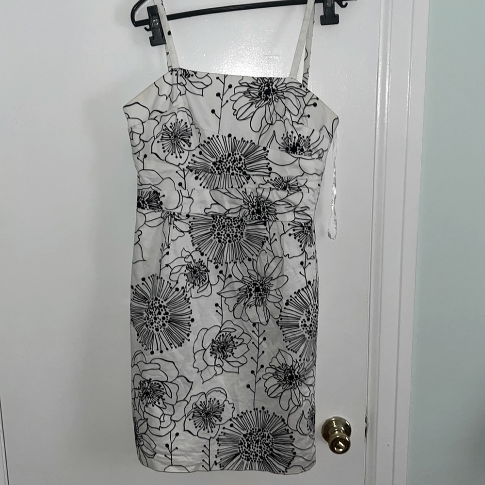 Super cute dress, tiny bit of yellow at armpits but barely noticeable!!!